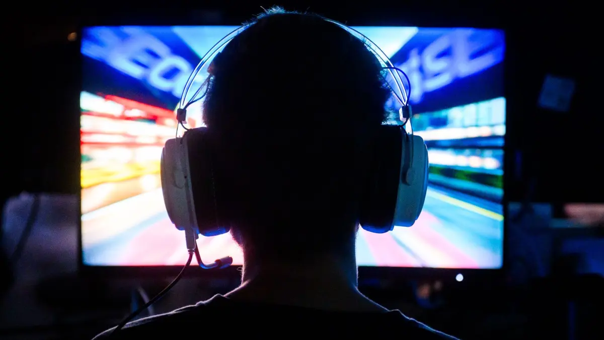 Computerspieler: ARCHIV - 06.12.2024, Niedersachsen, Hannover: Längeres Starren auf den Bildschirm kann zu trockenen und gereizten Augen führen, bewusstes Blinzeln hilft, die Augen feucht zu halten. (zu dpa: «Gesundheitskurs für Gamer - was sagen Experten dazu?») Foto: Julian Stratenschulte/dpa +++ dpa-Bildfunk +++