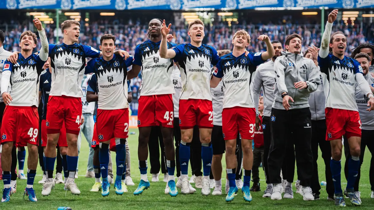 1. Bundesliga: Hamburger SV vs. SC Freiburg, 10.05.2026 : 1. Bundesliga: Hamburger SV vs. SC Freiburg, 10.05.2026 Die Mannschaft vom Hamburger SV feiert zu den Fans, Daniel Heuer Fernandes Hamburger SV, 1, Fabio Baldà Hamburger SV, 45, Otto Emerson Stange Hamburger SV, 49, Luka Vuskovic Hamburger SV, 44, Nicolas Capaldo Hamburger SV, 24, Shafiq Bello Nandja Hamburger SV, 43, Nicolai Remberg Hamburger SV, 21, Louis Pepe Lemke Hamburger SV, 37 Fußball, 33. Spieltag, 1. Bundesliga: Hamburger SV vs. SC Freiburg am 10.05.2026 im Volksparkstadion, Hamburg DFL REGULATIONS PROHIBIT ANY USE OF PHOTOGRAPHS AS IMAGE SEQUENCES AND/OR QUASI-VIDEO. *** 1 Bundesliga Hamburger SV vs SC Freiburg, 10 05 2026 The Hamburger SV team celebrates to the fans, Daniel Heuer Fernandes Hamburger SV, 1 , Fabio Baldà Hamburger SV, 45 , Otto Emerson Stange Hamburger SV, 49 , Luka Vuskovic Hamburger SV, 44 , Nicolas Capaldo Hamburger SV, 24 , Shafiq Bello Nandja Hamburger SV, 43 , Nicolai Remberg Hamburger SV, 21 , Louis Pepe Lemke Hamburger SV, 37 Football, 33 Matchday, 1 Bundesliga Hamburger SV vs SC Freiburg on 10 05 2026 at Volksparkstadion, Hamburg DFL REGULATIONS PROHIBIT ANY USE OF PHOTOGRAPHS AS IMAGE SEQUENCES AND OR QUASI VIDEO Copyright: xBEAUTIFULxSPORTS/Tonhäuserx