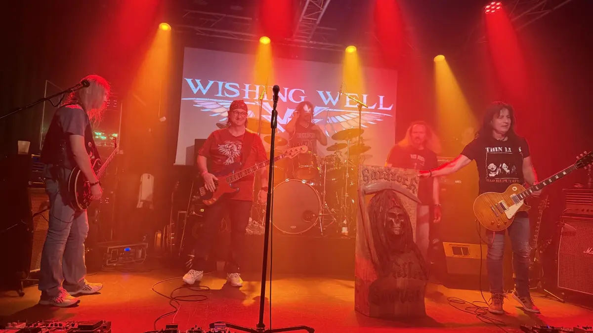 Wishing Well rockten die „Oberstube“ beim Hardrockrevival und der Sensenmann war immer mit dabei.