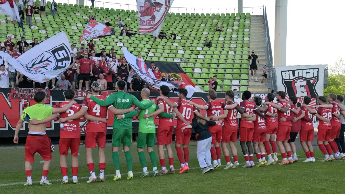 Fussball OL | SSV Reutlingen vs. FSV Hollenbach: Fussball OL | SSV Reutlingen (rot) vs. FSV Hollenbach (weiss) // 2026-05-09 // Foto: Joachim Baur // Spieler bedanken sich bei den Fans