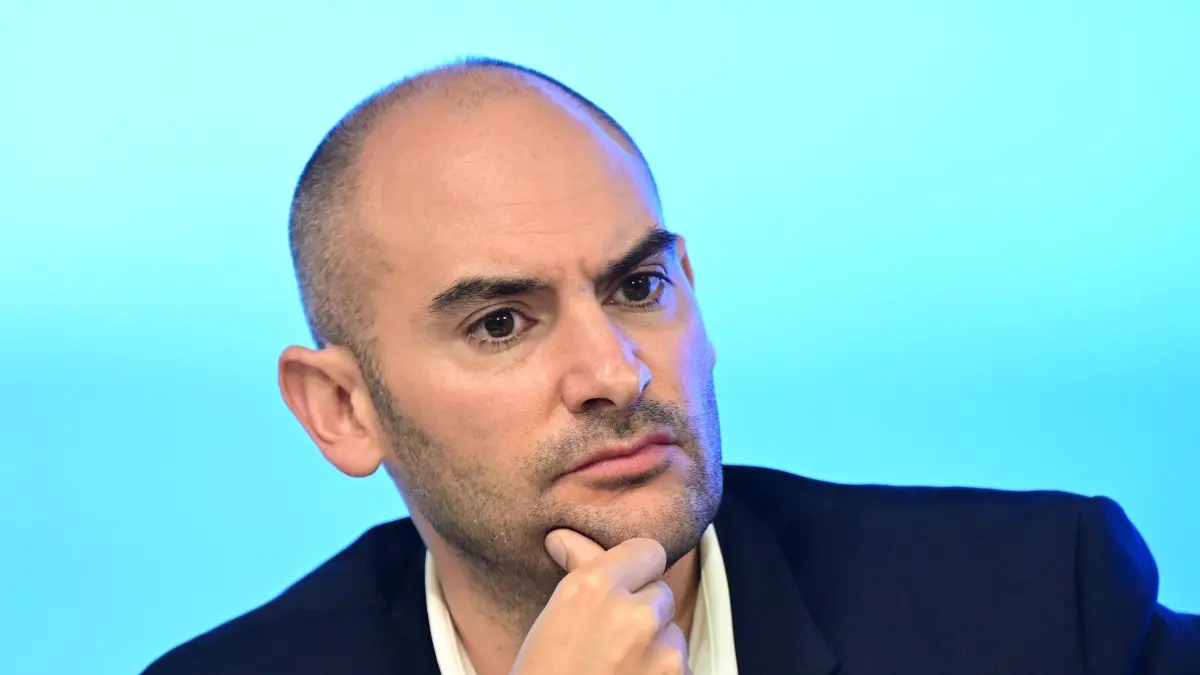 ARCHIV - 07.11.2023, Baden-Württemberg, Stuttgart: Danyal Bayaz (Bündnis 90/Die Grünen), Finanzminister von Baden-Württemberg spricht bei der Landes-Pressekonferenz im Landtag. (zu dpa: «Grünen-Minister Bayaz: Grüne müssen jetzt selbstkritisch aufarbeiten») Foto: Bernd Weißbrod/dpa +++ dpa-Bildfunk +++