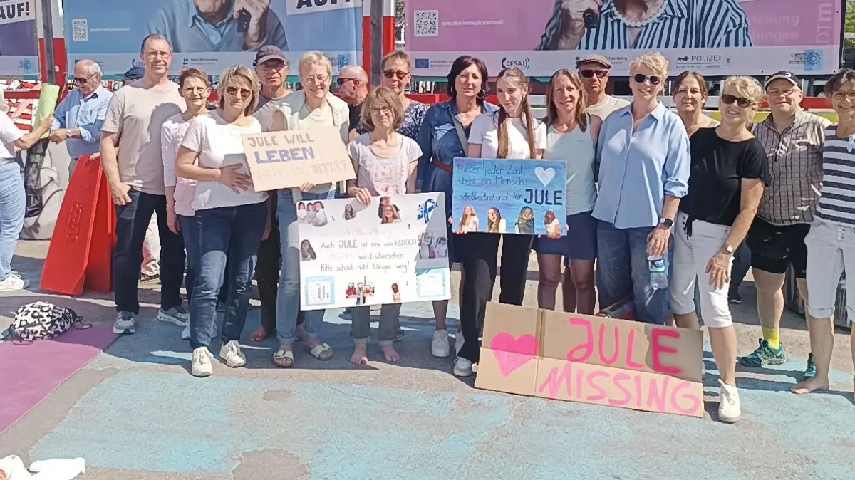 Sie wollen das Leiden sichtbar machen und auf das Schicksal von ME/CFS-Erkrankten hinweisen: Knapp 20 Freunde, Verwandte und Bekannte der erkrankten Dettingerin und ihrer Eltern waren am Samstag aus dem Ermstal zur Demo nach Tübingen gefahren