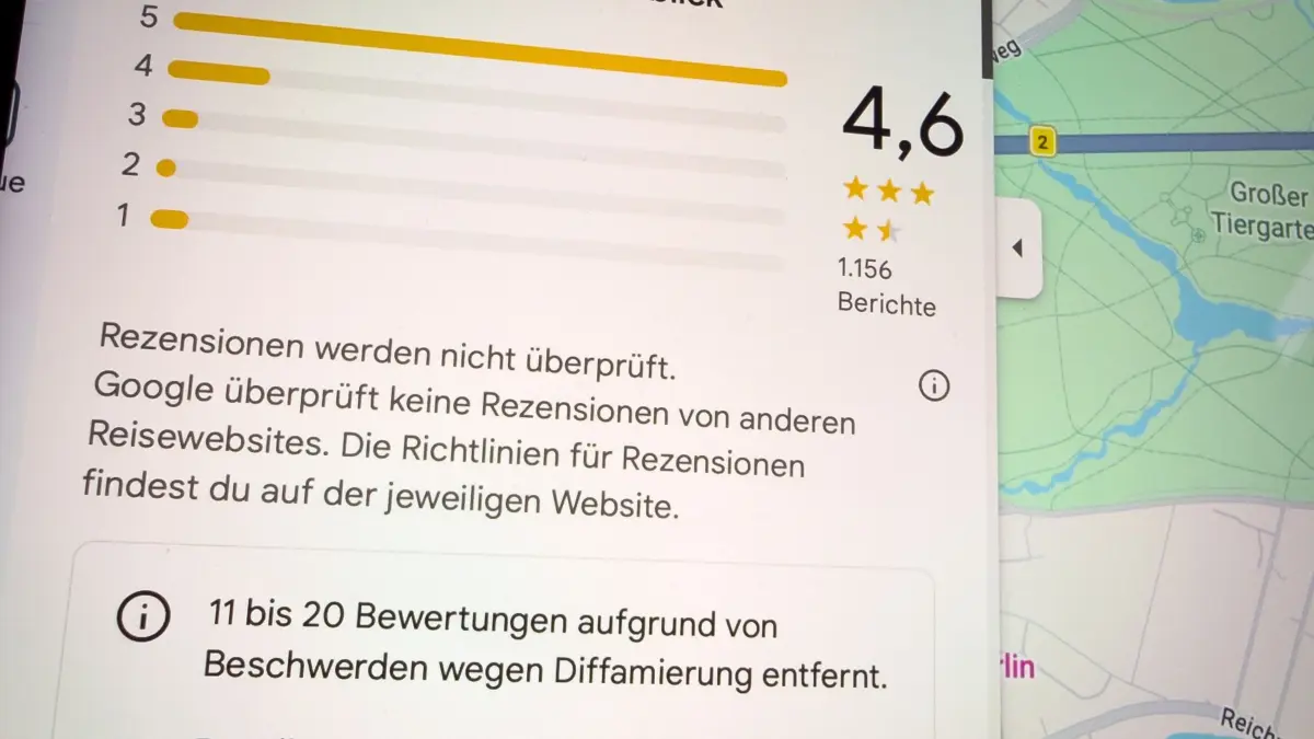 Google-Rezensionen auf einem Bildschirm: ILLUSTRATION - Spannende Spanne: So sieht der Hinweis von Google aus, wenn Rezensionen wegen Verleumdungsbeschwerden gelöscht worden sind. (zu dpa: «Google informiert über gelöschte Bewertungen – was bringt's?») Foto: Nico Tapia/dpa-tmn - Honorarfrei nur für Bezieher des dpa-Themendienstes +++ dpa-Themendienst +++