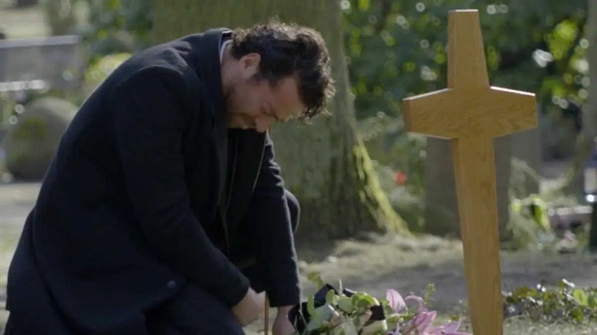 Carlos (Patrick Fernandez) nimmt am Grab schweren Herzens Abschied von Zoe.
