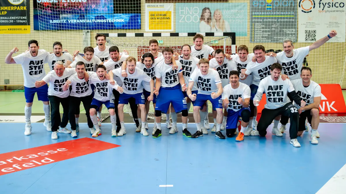 Krefeld, 10.05.2026, Handball, Herren, 2. Bundesliga, 31. Spieltag, 2025 2026: HSG Krefeld Niederrhein – HBW Balingen-Weilstetten: Krefeld, 10.05.2026, Handball, Herren, 2. Bundesliga, 31. Spieltag, 2025 2026: HSG Krefeld Niederrhein HBW Balingen-Weilstetten Mannschaftsaufsteigerbild vom Team der HBW Balingen-Weilstetten *** Krefeld, 10 05 2026, Handball, Men, 2 Bundesliga, 31 Matchday, 2025 2026 HSG Krefeld Niederrhein HBW Balingen Weilstetten Team promotion picture of the HBW Balingen Weilstetten team