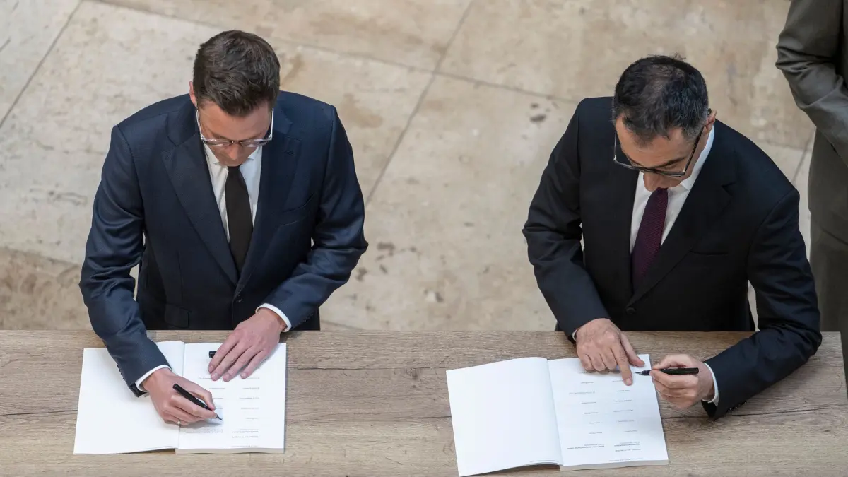 Unterzeichnung Koalitionsvertrag in Baden-Württemberg: 11.05.2026, Baden-Württemberg, Stuttgart: Manuel Hagel (CDU, l) und der designierte Ministerpräsident Cem Özdemir (Bündnis 90 / Die Grünen) nehmen an der Unterzeichung des Koalitionsvertrag zur Bildung einer Landesregierung in Baden-Württemberg teil. Foto: Marijan Murat/dpa +++ dpa-Bildfunk +++