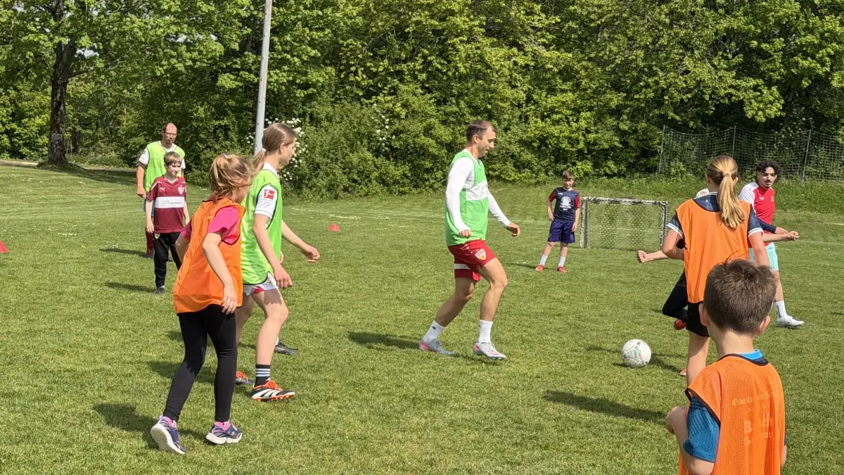 Neben der 16-köpfigen Landesauswahl waren beim Trainingslager in Donnstetten das Mädchenfußballteam des FC Römerstein, die Donnstetter Grundschüler der dritten und vierten Klasse und eine Mannschaft aus Wilhelmsdorf bei Ravensburg am vergangenen Wochenende dabei. Gemeinsam gegen den Ball zu treten, macht einfach Spaß und der stand am Wochenende in Donnstetten wieder im Mittelpunkt.