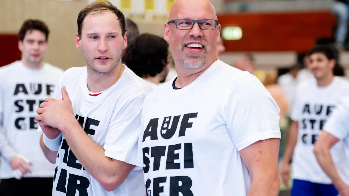 Krefeld, 10.05.2026, Handball, Herren, 2. Bundesliga, 31. Spieltag, 2025 2026: HSG Krefeld Niederrhein - HBW Balingen-Weilstetten: Krefeld, 10.05.2026, Handball, Herren, 2. Bundesliga, 31. Spieltag, 2025 2026: HSG Krefeld Niederrhein HBW Balingen-Weilstetten Axel Kromer und Tobias Heinzelmann HBW Balingen-Weilstetten, 28 glücklich mit Aufsteigershirt *** Krefeld, 10 05 2026, Handball, Men, 2 Bundesliga, 31 Matchday, 2025 2026 HSG Krefeld Niederrhein HBW Balingen Weilstetten Axel Kromer and Tobias Heinzelmann HBW Balingen Weilstetten, 28 happy with promotion shirt