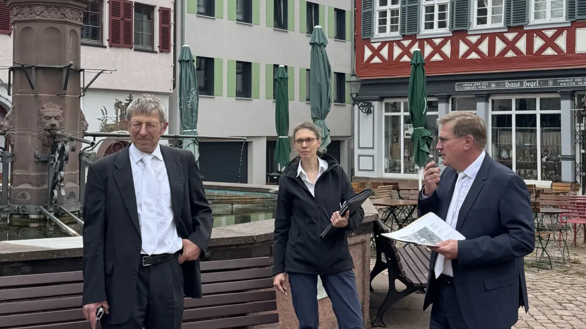 Die Richter des Verwaltungsgerichtshofs auf dem Dornstetter Marktplatz. Im Hintergrund ist das Gebäude mit den grünen Fensterläden zu sehen, über das verhandelt wurde.