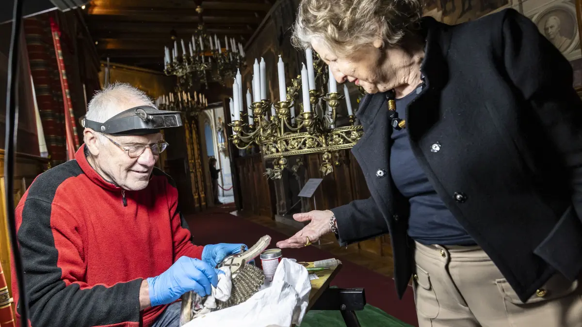Metall-Restaurator Ulrich Weidauer in der Bibliothek bei der Aufarbeitung von Silberbeschlägen.