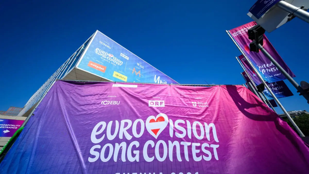 Vor dem Eurovision Song Contest (ESC) 2026: ARCHIV - 08.05.2026, Österreich, Wien: Das Branding von «Eurovision Song Contest» steht an einem Bauzaun vor der Wiener Stadthalle. (zu dpa: «ESC: Favoriten und Deutschland in erster Halbfinal-Show») Foto: Max Slovencik/APA/dpa +++ dpa-Bildfunk +++