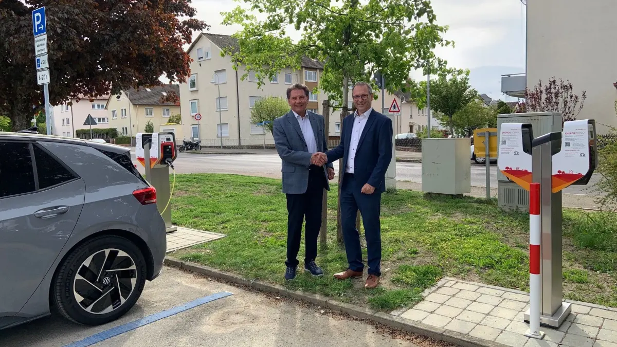 Klaus Heininger (li.), Oberbürgermeister der Stadt Eislingen, und Thomas Peter Müller (re.), Geschäftsführer des Stauferwerks bei der offiziellen Einweihung am Ladepunkt Holzheimer Straße.