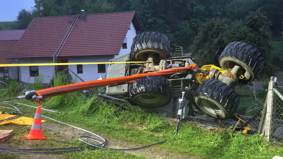 Der Fahrer eines Radladers stürzte aus der Kabine und wurde unter der Arbeitsmaschine eingequetscht.