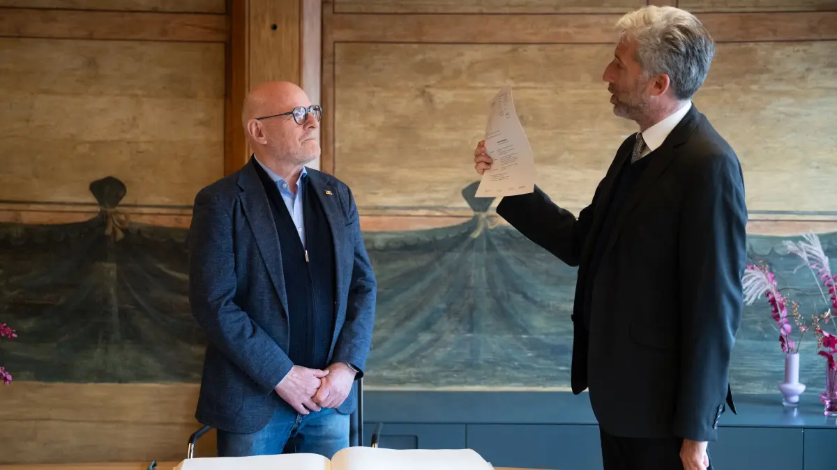 (Noch)-Verkehrsminister Winfried Hermann trägt sich ins Goldene Buch der Stadt Tübingen im Rathaus ein, Oberbürgermeister Boris Palmer neben ihm