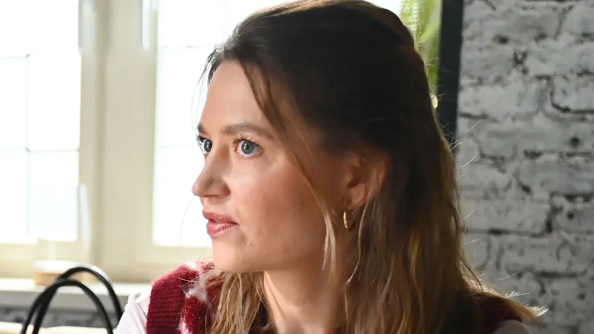 Nathalie (Amrei Haardt) will nach Mallorca.