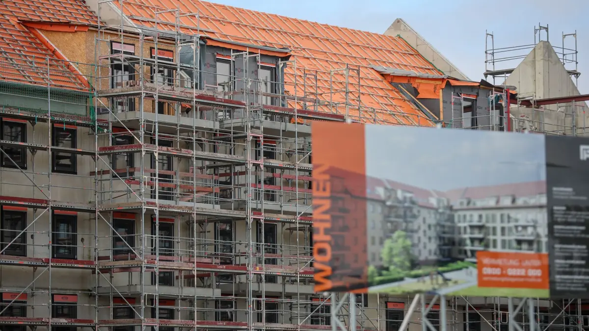 Wohnungsverbände stellen wohnungspolitische Forderungen: ARCHIV - 13.09.2023, Sachsen, Leipzig: Eine Bautafel steht vor der Baustelle mehrerer Miethäuser. (zu dpa: «Bezahlbares Wohnen: Verbände wollen Förderprogramme») Foto: Jan Woitas/dpa +++ dpa-Bildfunk +++