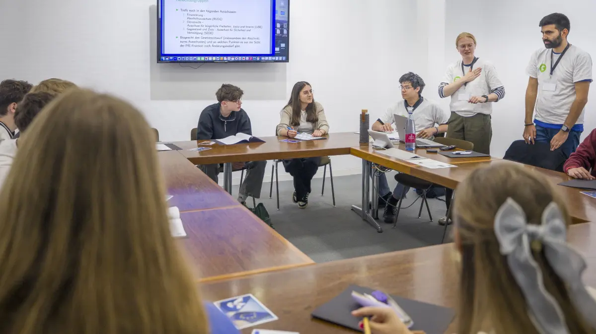 Rathaus Ulm: Simulation des Europäischen Parlaments - Ein Tag als EU-Abgeordnete*r mit rund 100 Schüler*innen