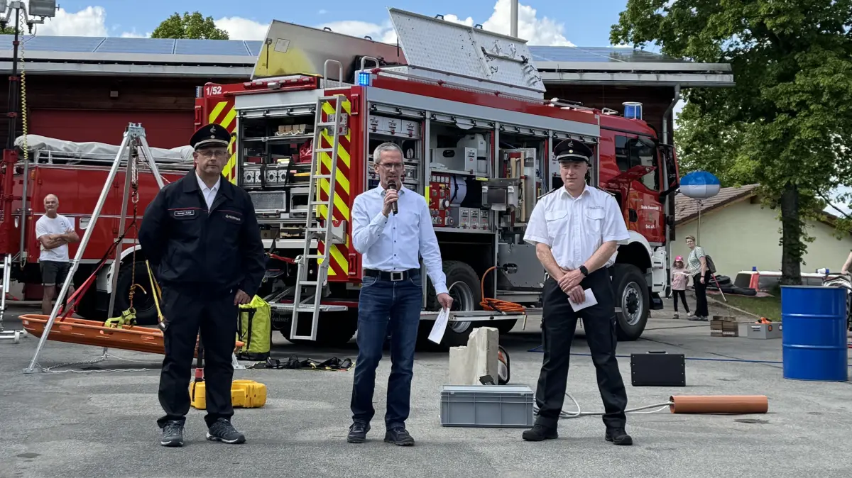 Marcus Gnirß (Kommandant der Sulzer Feuerwehr-Abteilung Stadt, von links), Bürgermeister Jens Keucher und Kommandant Florian Karl weihen den neuen Rüswagen offiziell ein.
