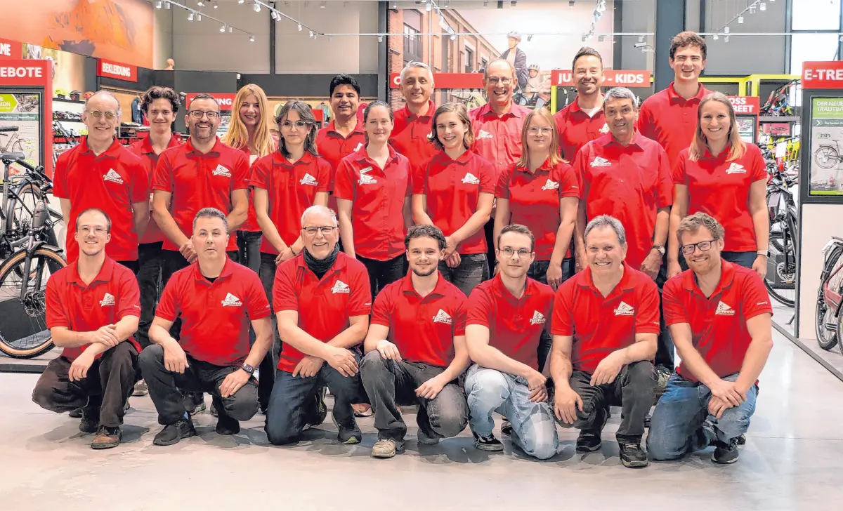Paul Trautwein (hinten 3. v. re.) mit seinem kompetenten und gut gelaunten Team, das unschwer an den roten T-Shirts zu erkennen ist. Die Auswahl im Fachgeschäft ist groß. ⇥Fotos: Unternehmen