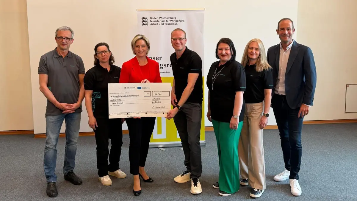 Übergabe in Stuttgart: Eine Abordnung der Technologiewerkstatt um Albstadts Innovationsmanager Daniel Spitzbarth (Mitte) erhält von Landeswirtschaftsministerin Nicole Hoffmeister-Kraut den Förderbescheid.