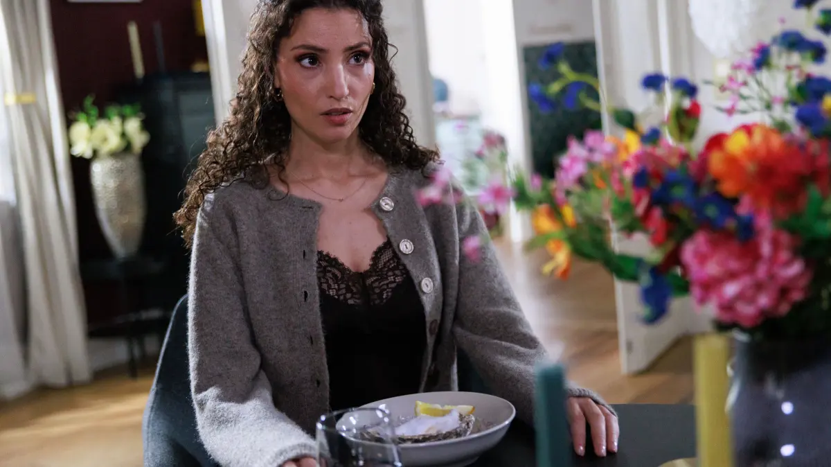 Naomi (Nadine Menz) bereitet sich akribisch auf das Date mit Alexander vor.