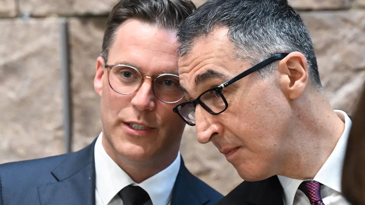 Unterzeichnung des Koalitionsvertrags von Grünen und CDU: 11.05.2026, Baden-Württemberg, Stuttgart: Manuel Hagel (l, CDU), und Cem Özdemir (Bündnis 90 / Die Grünen), der designierte Ministerpräsident von Baden-Württemberg, sprechen bei der Unterzeichnung des Koalitionsvertrags miteinander. Foto: Bernd Weißbrod/dpa +++ dpa-Bildfunk +++
