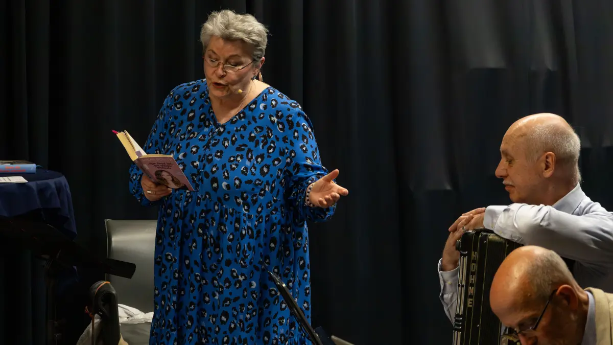 „Die Angst der Tyrannen vor der Poesie – Lesung und Musik zum Jahrestag der Bücherverbrennung“ mit Ilona Abel-Utz, Stadtbibliothek GP
