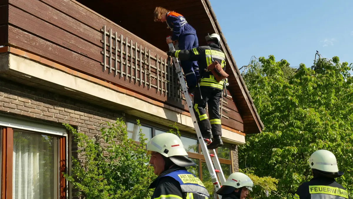 Die Feuerwehrleute retteten eine Person mit der Steckleiter vom Balkon. Eine andere wurde verletzt aus dem vermeintlich brennenden Haus gerettet.
