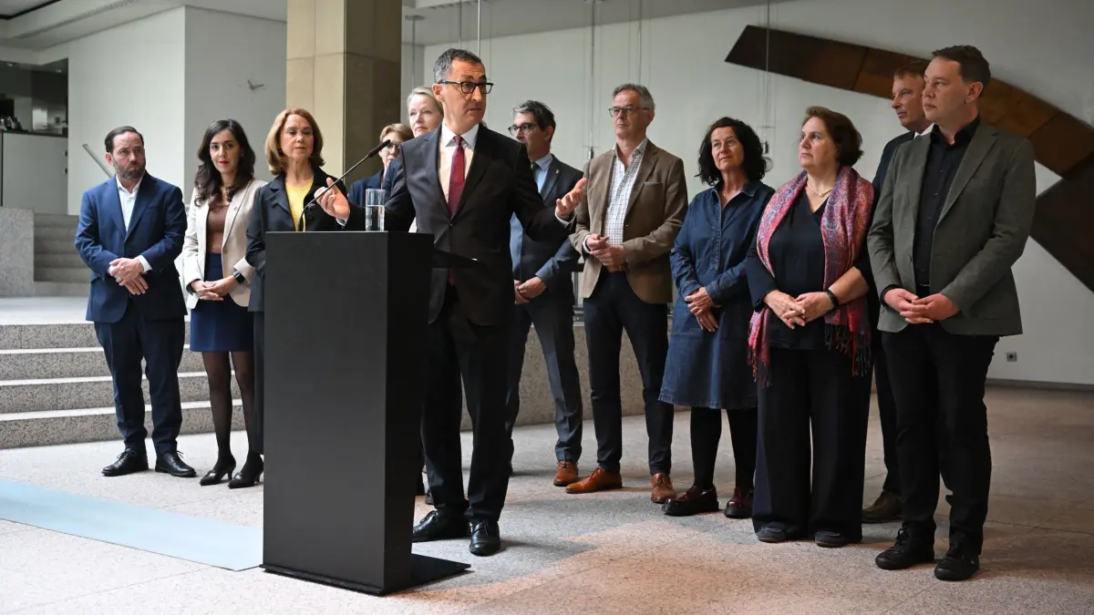 Özdemir stellt Kabinettsmitglieder vor: 11.05.2026, Baden-Württemberg, Stuttgart: Der designierte Ministerpräsident Cem Özdemir (Bündnis 90/Die Grünen) stellt bei einem Pressestatement im Foyer im Haus der Abgeordneten die Ministerinnen und Minister der Grünen für die neue Landesregierung vor. Foto: Marijan Murat/dpa +++ dpa-Bildfunk +++