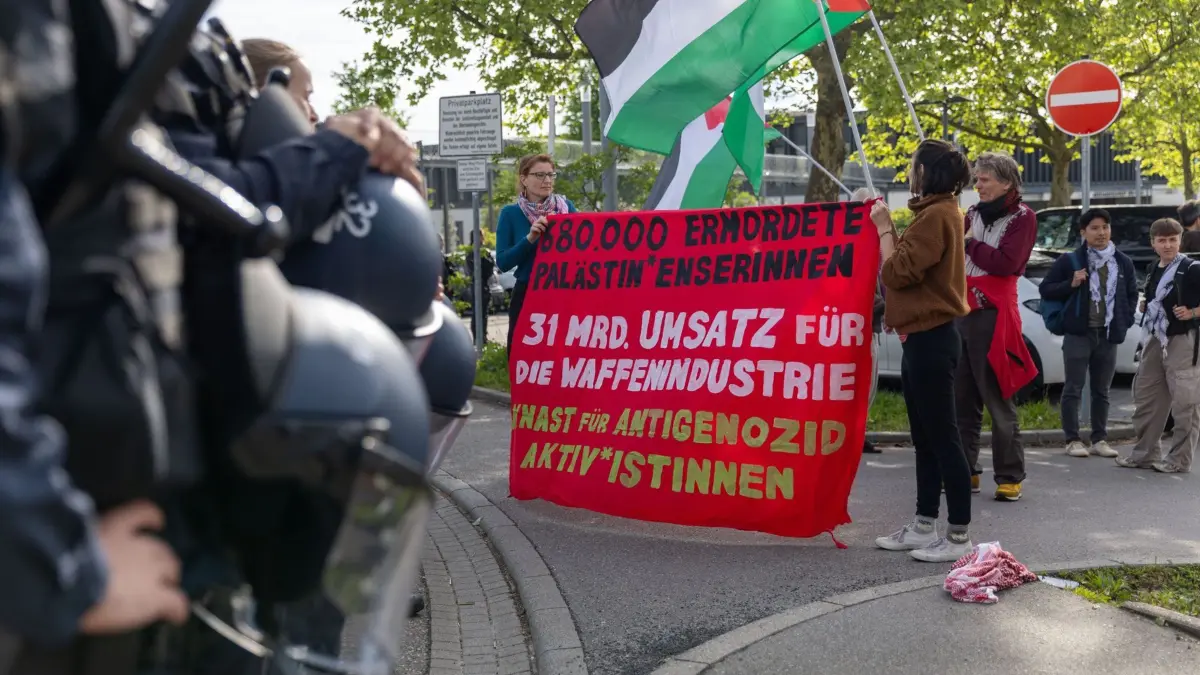 Begleitet von einer Kungebung hat in Stuttgart-Stammheim der zweite Prozesstag im Verfahren gegen die „Ulm5“ begonnen.