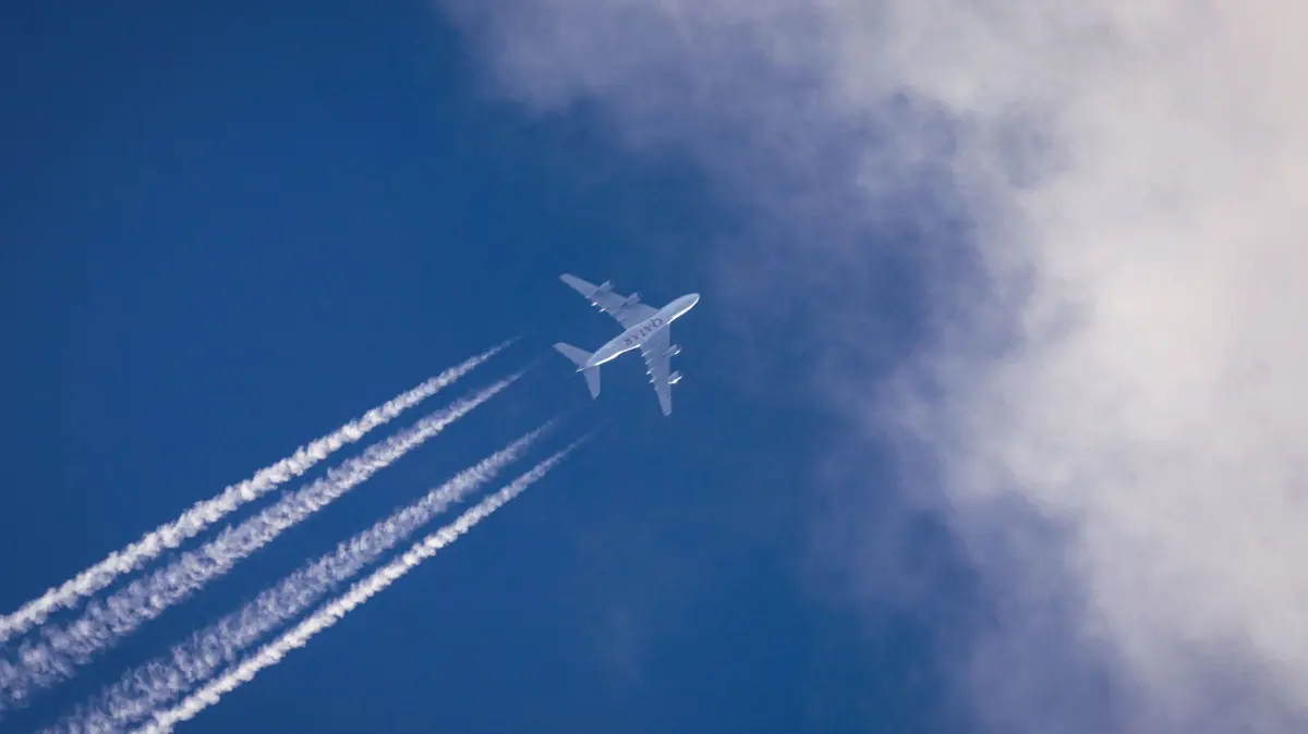 Ein Airbus A380 der Qatar Airways aus dem Emirat Katar fliegt am weitgehend blauen Himmel über Frankfurt hinweg. +++ dpa-Bildfunk +++