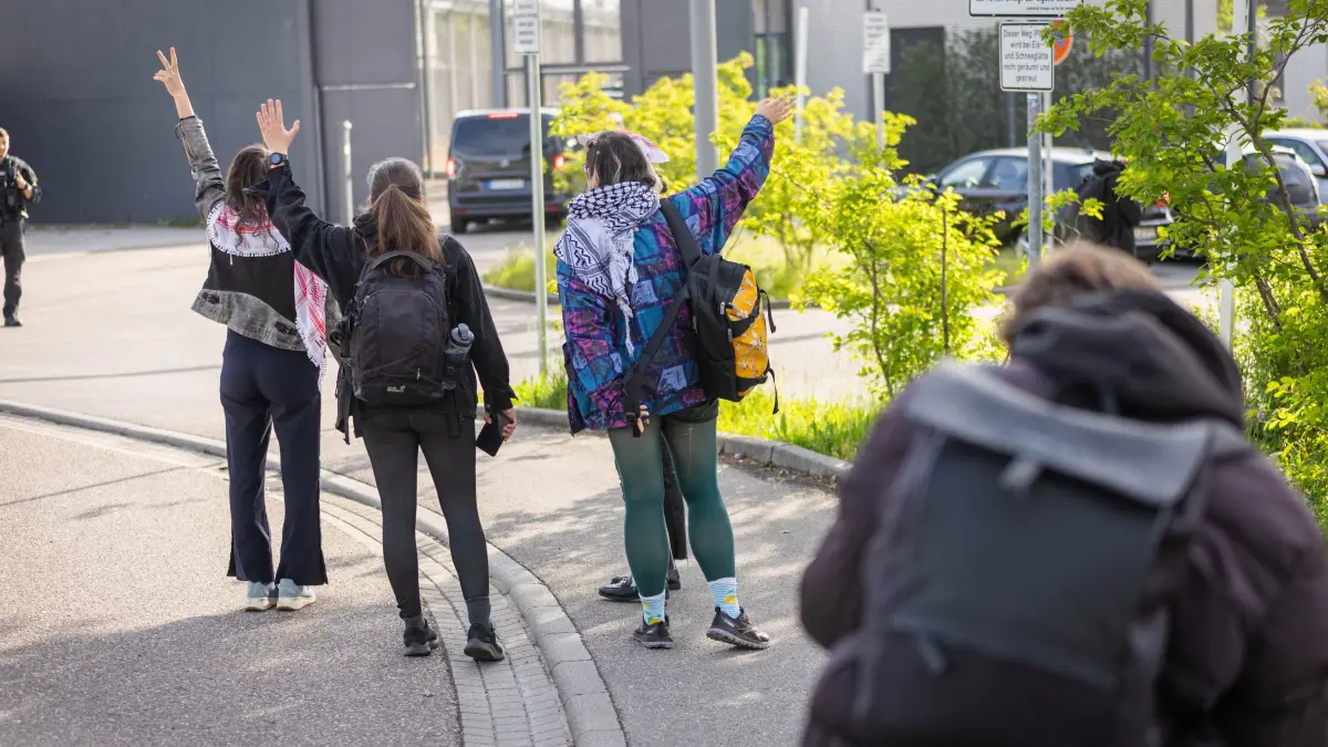 Kungebung für die Ulm5: Stuttgart, Baden-Württemberg, 11.05.2026:
Kundgebung vor dem OLG In Stuttgart Stammheim zum Prozess gegen die sog. Ulm5, denen vorgeworfen wird in Ulm das israelische Rüstungsunternehmen Elbit attackiert zu haben. Pro-Palästinensische Aktivist:innen unterstützten die Angelakten.
Im Bild: Aktivist:innen winken einem Fahrzeug hinterher, von dem sie Vermuten, dass sich Angeklagte darin befinden.
Notiz: No model release. Kein Einverständnis für Werbung, keine Weitergabe an Dritte.