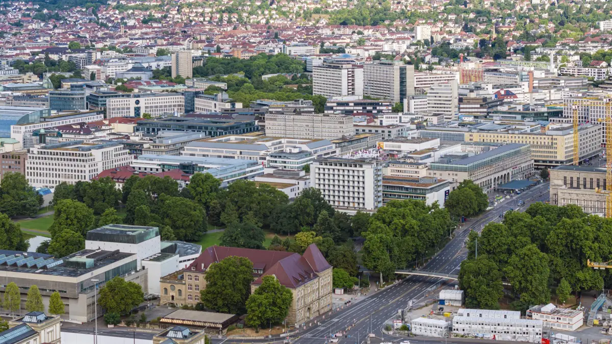 Ausblick auf die Innenstadt von Stuttgart. Straßenkreuzung am Gebhard-Müller-Platz. Rechts oben der Hauptbahnhof. // 20.07.2025. Stuttgart, Baden-Württemberg, Deutschland *** View of the city center of Stuttgart Crossroads at Gebhard Müller Platz Top right the main train station 20 07 2025 Stuttgart, Baden Württemberg, Germany