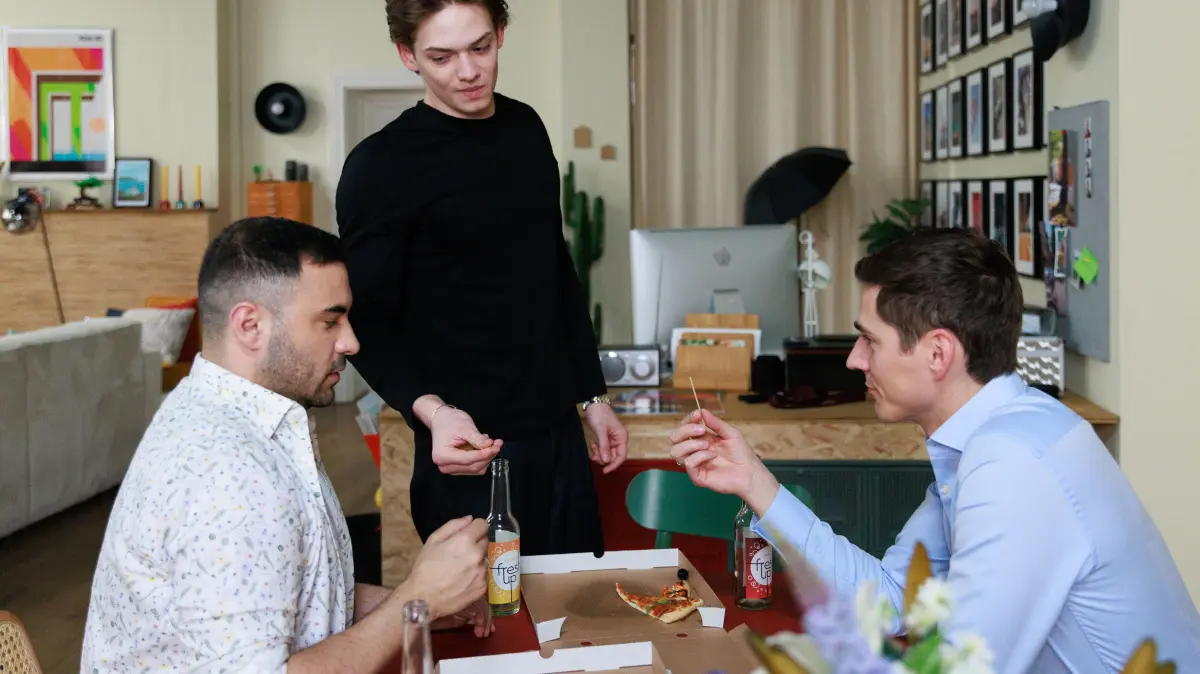 Easy (Lars Steinhöfel, l.) ist überrascht, als Julius (Lennox Halm, M.) Ringo (Timothy Boldt) geschickt wegschickt.