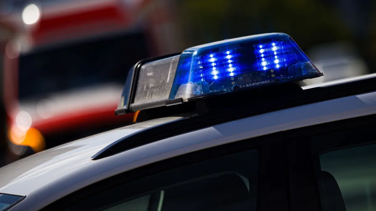 Polizei-Blaulicht: ARCHIV - 30.08.2025, Niedersachsen, Hannover: Das Blaulicht eines Einsatzfahrzeugs der Polizei Hannover leuchtet an einer Einsatzstelle. (zu dpa: «24-Jähriger kommt von Fahrbahn ab und stirbt») Foto: Moritz Frankenberg/dpa +++ dpa-Bildfunk +++