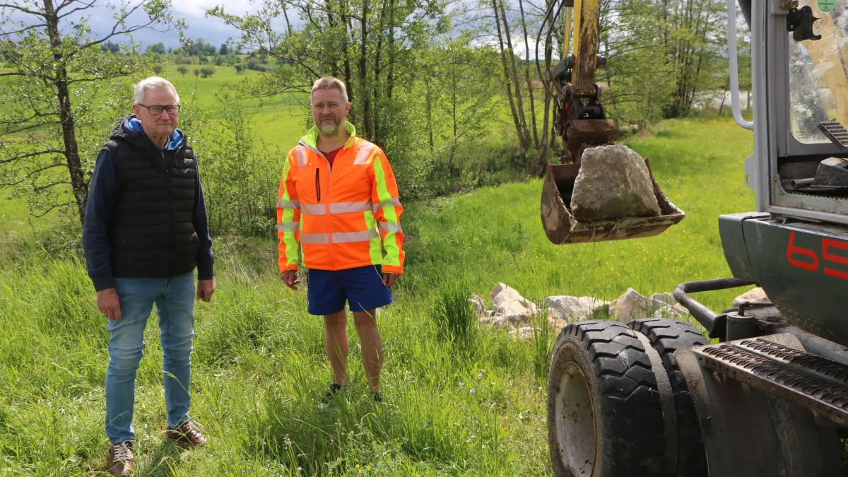 Bernd Eckert und Gebhard Schips vor der Baustelle der neuen Kneippanlage beim Stausee am Ortsrand von Stimpfach.