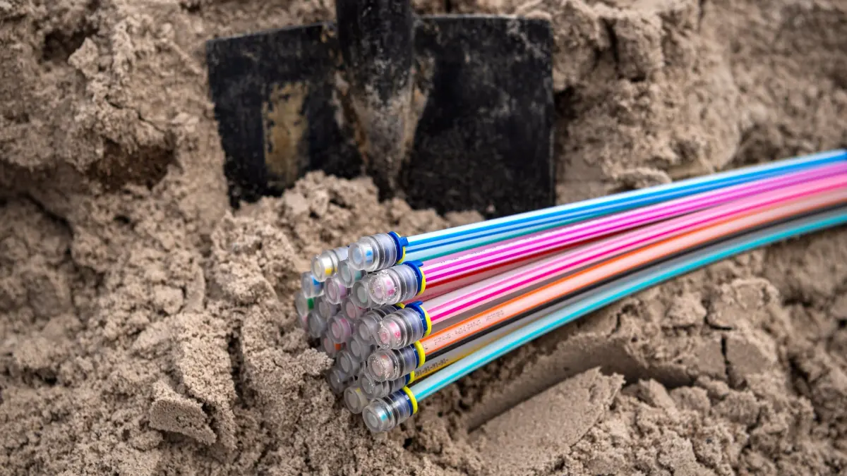 Ausbau des Glasfasernetzes: ARCHIV - 08.04.2021, Niedersachsen, Leer: Glasfaserkabel liegen auf einer Baustelle. Immer mehr Bundesbürger können daheim schnelles Internet bekommen. (zu dpa «Gigabit-Ausbau schreitet voran») Foto: Sina Schuldt/dpa +++ dpa-Bildfunk +++