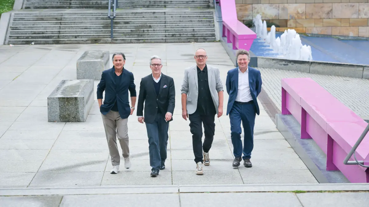Staatstheater-Intendanten: Stuttgart, Fototermin mit den vier Staatstheater-Intendanten Viktor Schoner, Tamas Detrich, Burkhard Kosminski und Marc-Oliver Hendriks - das traditionelle Gruppenfoto-Shooting zur Jahres-PK mit Saisonvorschau
Vor/im Kammertheater