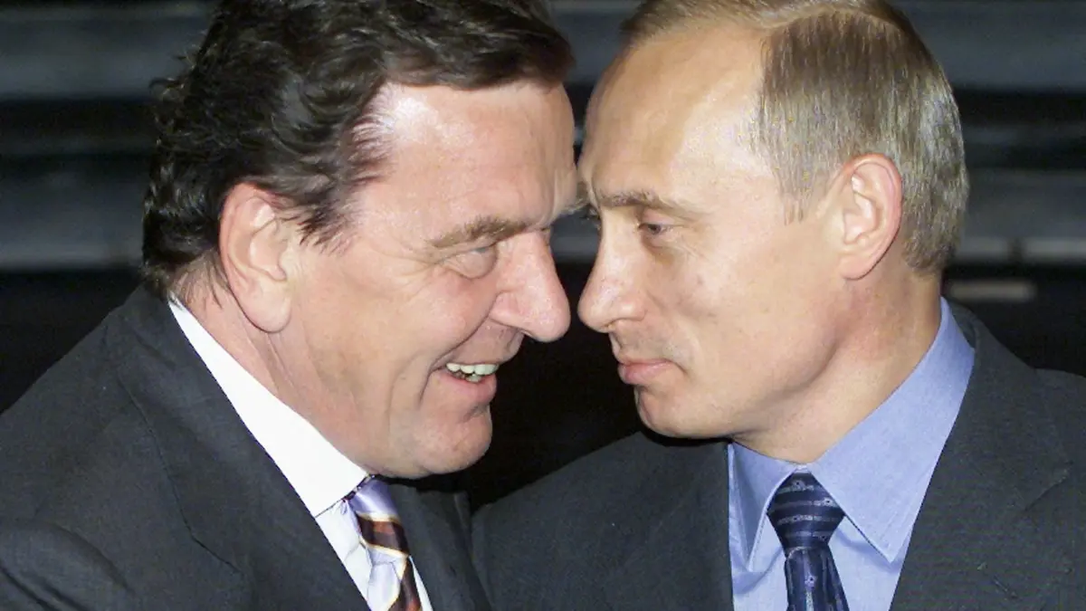 (FILES) Russian President Vladimir Putin (R) chats with then German Chancellor Gerhard Schroeder (L) during the 4th Council of Baltic Sea States summit in St Petersburg, 10 June 2002. EU foreign policy chief Kaja Kallas on May 11, 2026 pushed back on Russian President Vladimir Putin's proposal for ex-German leader Gerhard Schroeder to mediate with Europe on the war in Ukraine. "If we give the right to Russia to appoint a negotiator on our behalf, you know, that would not be very wise," Kallas told reporters ahead of foreign ministers' talks in Brussels. "Gerhard Schroeder has been a high-level lobbyist for Russian state-owned companies. So it's clear why Putin wants him to be the person so that actually, you know, he would be sitting on both sides of the table," she said. Asked on Saturday, May 9, 2026 whom he would like to help restart talks with Europe, Putin said he would "personally" prefer Schroeder, who led Germany from 1998 to 2005. (Photo by Yuri KADOBNOV / POOL / AFP)