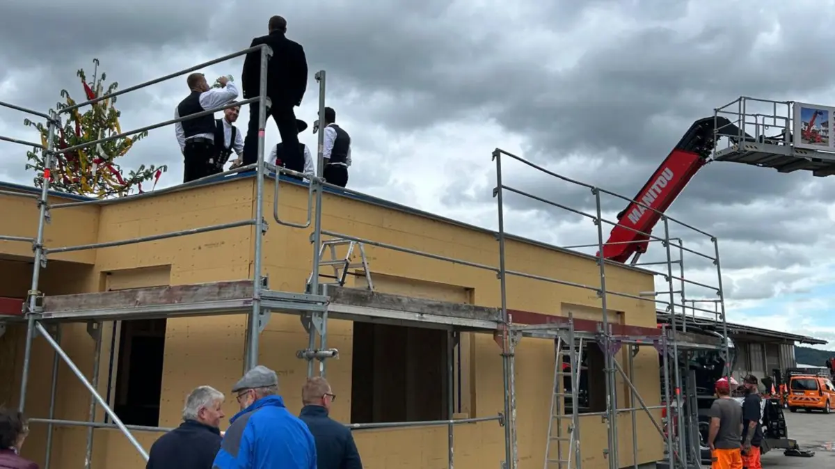 Der Sulzer Werkhof wird saniert und erweitert. Am Montag fand das Richtfest des Anbaus statt. Auf dem Dach sprach der Chef der Firma „Tobias Strobel Holzmontage“ den Richtspruch.