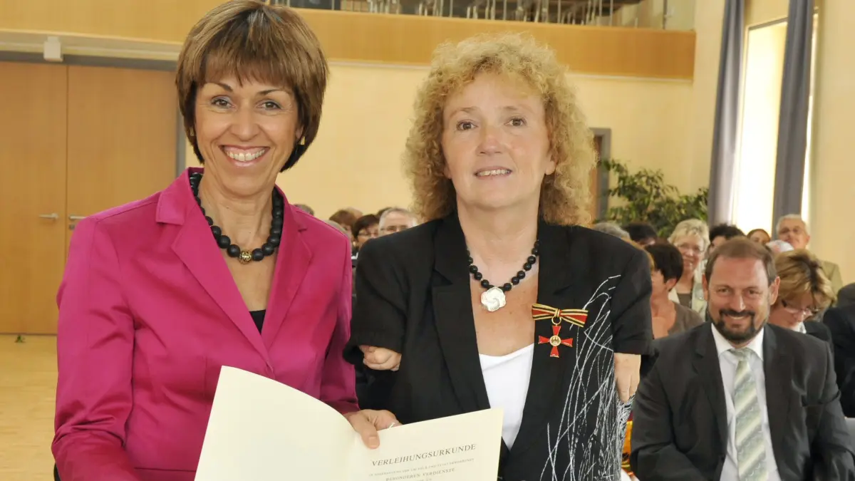 Allmendingen, Bundesverdienstkreuz, Hudelmaier: Für ihren Einsatz im Bundesverband Contergangeschädigte wurde Margit Hudelmaier das Verdienstkreuz vom Sozialministerin Monika Stolz übereicht