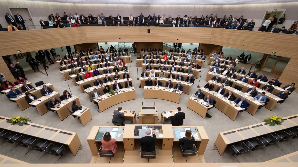 Konstituierende Sitzung des Landtags von Baden-Württemberg: 12.05.2026, Baden-Württemberg, Stuttgart: Abgeordnete und Besucher nehmen an der konstituierenden Sitzung des Landtags Baden-Württemberg teil. Der neu gewählte Landtag von Baden-Württemberg tritt zu seiner konstituierenden Sitzung mit der Wahl eines neuen Landtagspräsidenten zusammen. Foto: Marijan Murat/dpa +++ dpa-Bildfunk +++