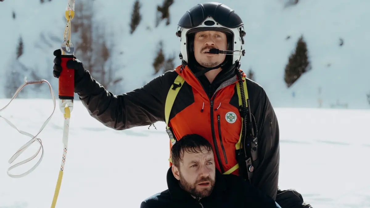 Tobi (Markus Brandl, hinten) und seine Kollegen geben alles, um Kilian Segelbacher (Jonas Minthe, vorne) und dessen Bruder zu retten.