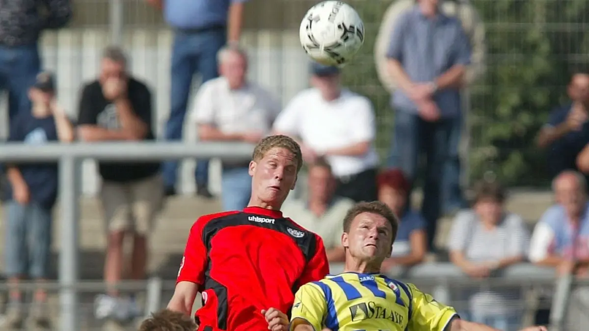 Fussball 2. Bundesliga: Braunschweig - Reutlingen: 2002/2003 3. Spieltag
Eintracht Braunschweig - SSV Reutlingen 1:2 25.08.2002
Michael Urban gegen Jürgen Rische
FOTO: ULMER/Bjoern Hake