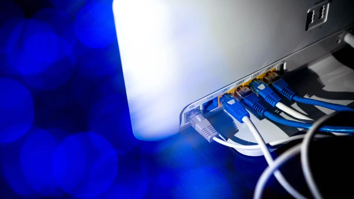 Ein Router mit zahlreichen Netzwerkkabeln