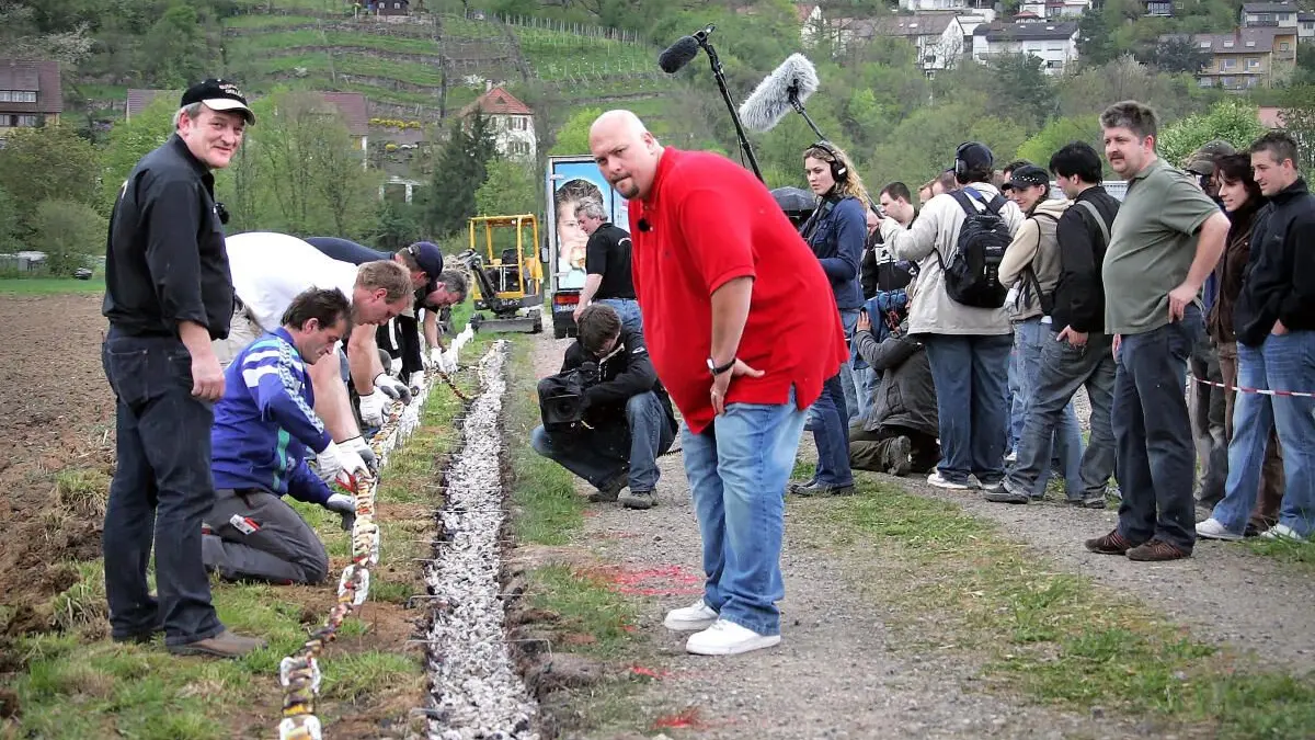 Weltrekord mit Mampf-Moderator: Im April 2008 entsteht in Tübingen der längste Schaschlik-Spieß der Welt.