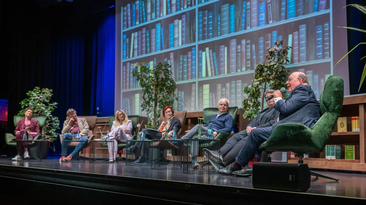 prominent besetzte Podiumsdiskussion unter der Moderation der Publizistin Irene Ferchl: mit Buchhändler und Osiander-Geschäftsführer Heinrich Riethmüller, Literaturkritiker Denis Scheck, Lyrikerin und Künstlerin Doris Vogel, Literatur- und KI-Experte Wolfgang Tischer und Bbliothekarin Kirsten Wieczorek über die Zukunft des Lesens, Stadthalle Eislingen 