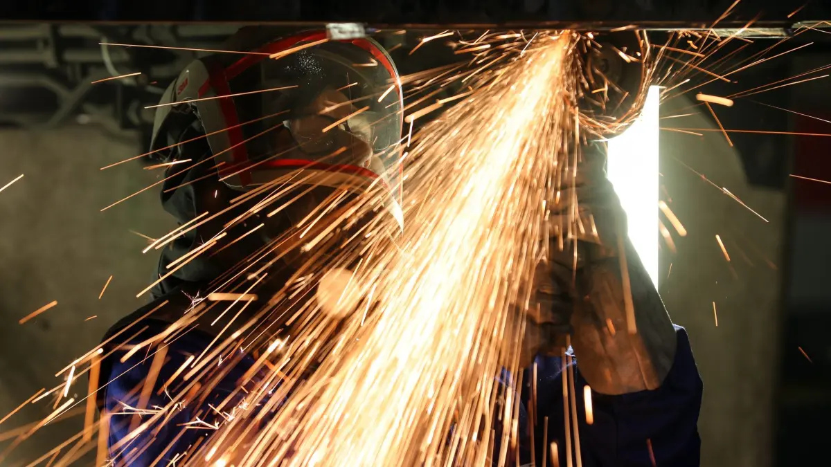 Maschinenbauer: ARCHIV - 22.01.2020, Sachsen-Anhalt, Halle: Ein Mitarbeiter eines Maschinenbauers schneidet mit einem Trennschleifer korrodierte Metallteile aus dem Träger in einem Wagenkasten. (zu dpa: «Maschinenbau im Osten: Aufträge brechen um 15 Prozent ein») Foto: Jan Woitas/dpa-Zentralbild/dpa +++ dpa-Bildfunk +++