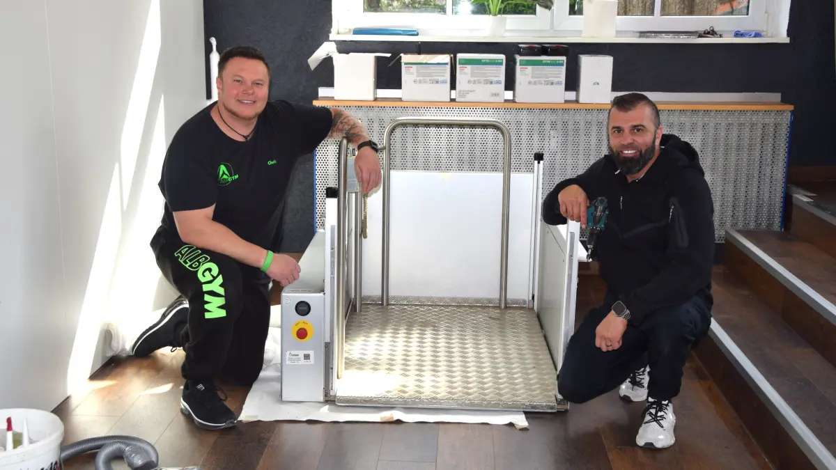 Christopher Flitsch und Mario Schmack, die beiden Geschäftsführer der Münsinger Alb Physio sind in den letzten Zügen mit dem Umbau der Erweiterungsfläche in der Wolfgartenstraße.