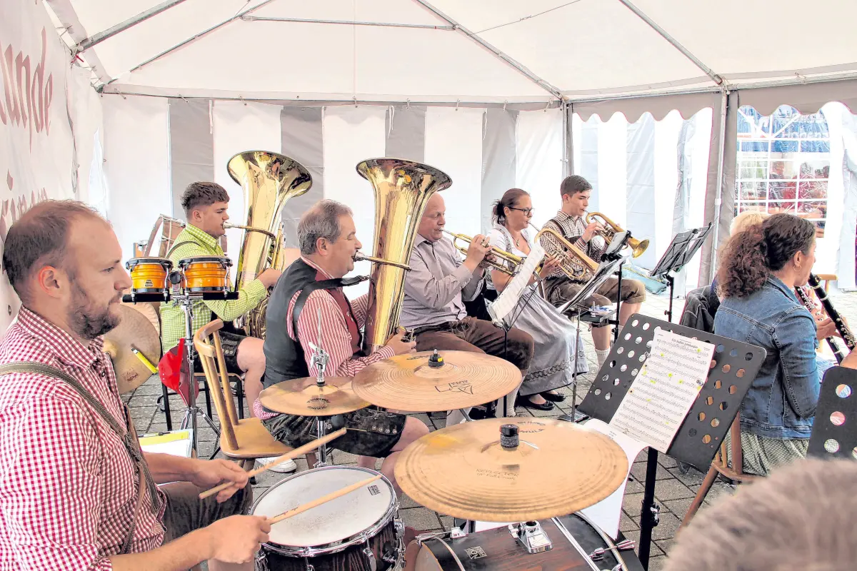 Zünftige Musik und eine tolle Stimmung warten an zwei Tagen auf die Besucherinnen und Besucher.⇥ Foto: Jörg Wahl